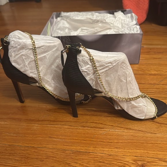 JLO DEBBYE women’s heels size 7 new in box
Never used. - Picture 3 of 5